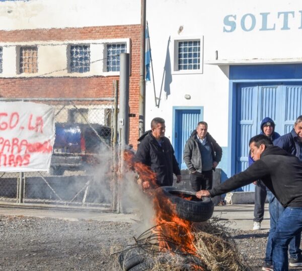 Más de 300 días sin cobrar: los trabajadores de Soltex quemaron cubiertas en Trelew y advierten «si no nos quieren pagar, que nos den la fábrica»