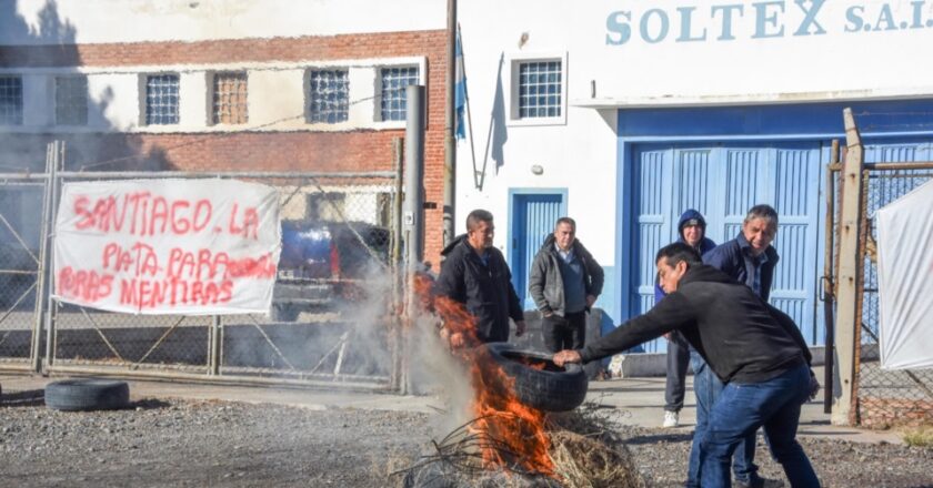 Más de 300 días sin cobrar: los trabajadores de Soltex quemaron cubiertas en Trelew y advierten «si no nos quieren pagar, que nos den la fábrica»