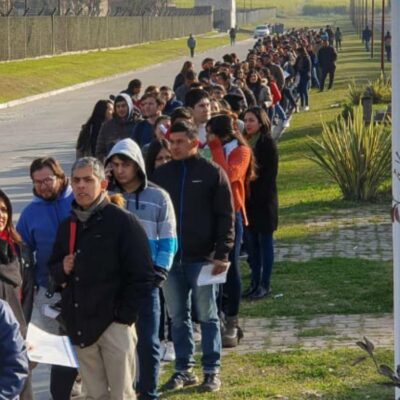 La crisis de empleo ya logra su objetivo: en abril se pronuncia la caída del salario pretendido por los argentinos