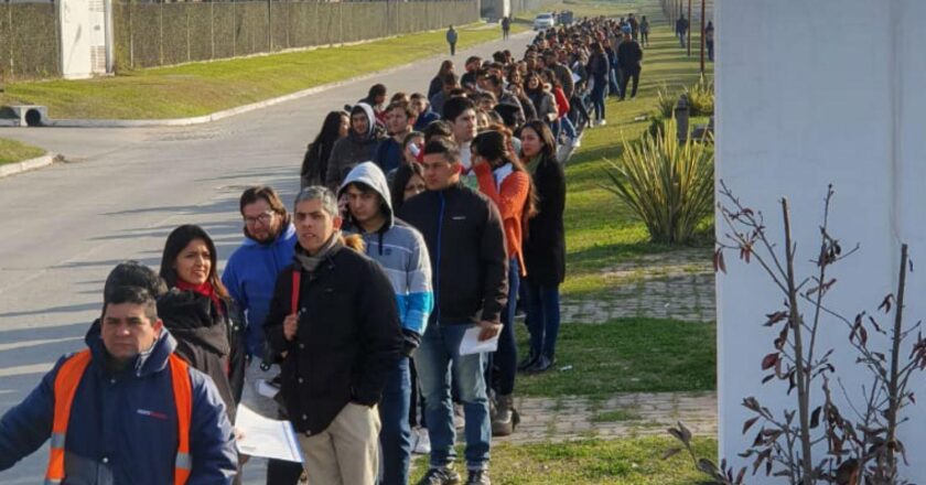 La crisis de empleo ya logra su objetivo: en abril se pronuncia la caída del salario pretendido por los argentinos