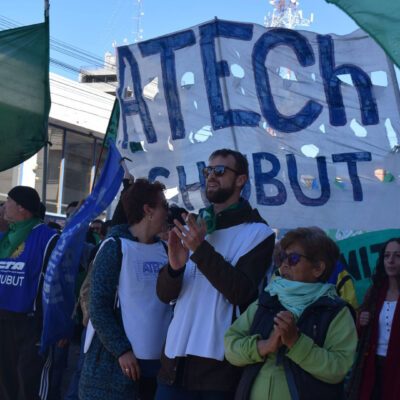 Docentes de Chubut mantienen la protesta en calles y rutas a la espera de la reapertura de paritarias: «Ningún docente debe cobrar por debajo de la Canasta Básica Patagónica»