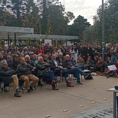 Unos 200 empresarios pymes se apostaron en las puertas del INTI, repudiaron los despidos y reclamaron que el Gobierno reactive sus servicios para la industria