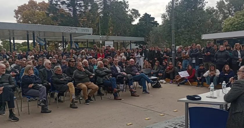 Unos 200 empresarios pymes se apostaron en las puertas del INTI, repudiaron los despidos y reclamaron que el Gobierno reactive sus servicios para la industria