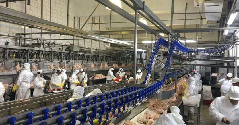 Granja Tres Arroyos no puede pagar los salarios y los operarios paralizan las instalaciones de Wade, la histórica planta ex Cresta Roja