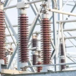 Después de 88 años, cierra FAPA, la única fábrica de aisladores eléctricos del país, y la red quedará dependiente de importaciones