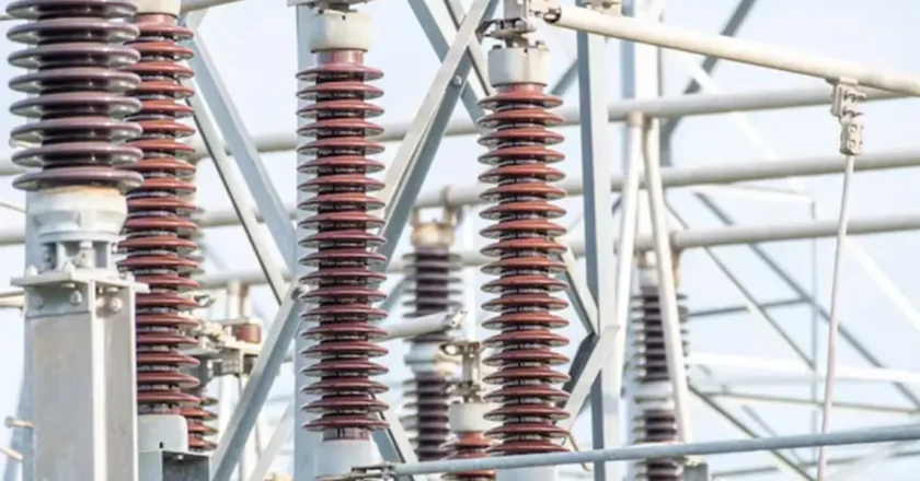 Después de 88 años, cierra FAPA, la única fábrica de aisladores eléctricos del país, y la red quedará dependiente de importaciones