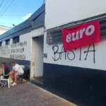 El drama de las 13 familias que viven dentro de un frigorífico Euro en Villa Gobernador Gálvez: «Hace siete meses que no nos pagan y nadie nos responde»