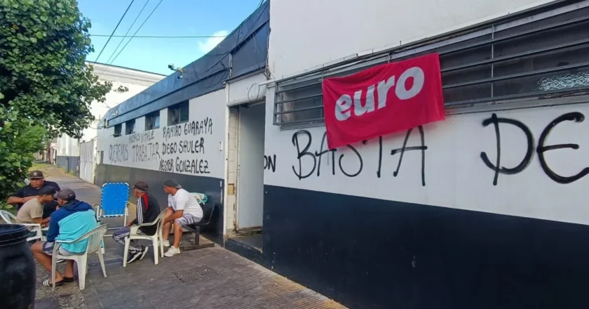Siete meses sin respuestas: los trabajadores del frigorífico Euro reactivan la producción por sus propios medios