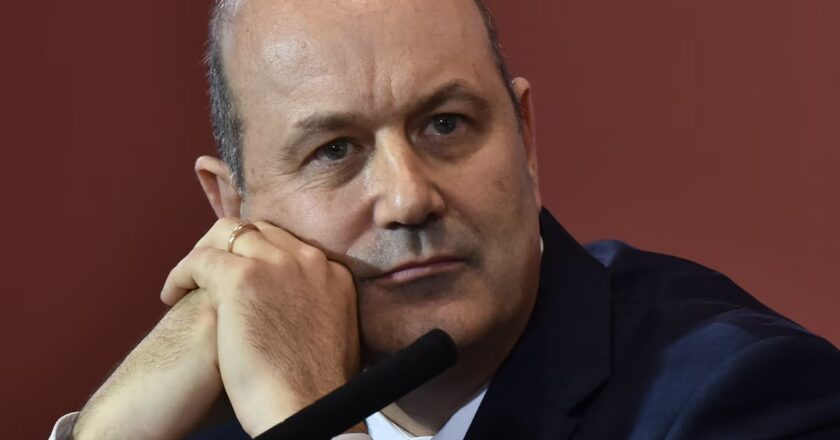 Por el reimpulso del Gobierno a la venta de medicamentos online, el gremio de farmacéuticos volvió a pedir la renuncia de Sturzenegger y lo llevó a la justicia penal