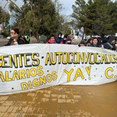 Una persona se escapó por los techos del Ministerio de Educación de Chubut en medio de la protesta docente y presumen que sería el ministro Punta
