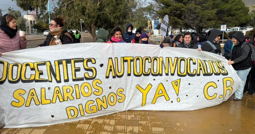 Una persona se escapó por los techos del Ministerio de Educación de Chubut en medio de la protesta docente y presumen que sería el ministro Punta