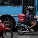 Repartidores de Rosario llevan jornadas laborales de hasta 15 horas y piden regular las apps