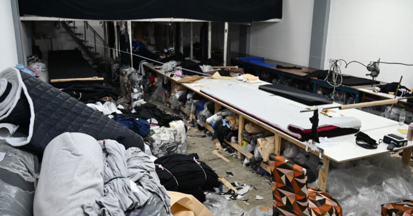 Rescatan a 18 víctimas, incluidos siete menores, en un taller textil clandestino del barrio porteño de Monte Castro