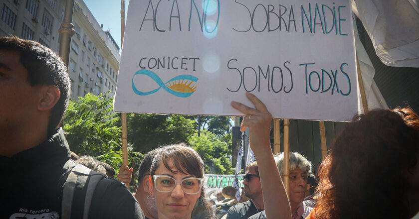 Alertan que es inminente el despido de casi 400 científicos en el CONICET en medio de «una profunda crisis» por el ajuste libertario