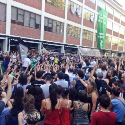 Investigadores del Conicet tomaron el Polo Científico para reclamar por las bajas en la obra social y la caída de las becas