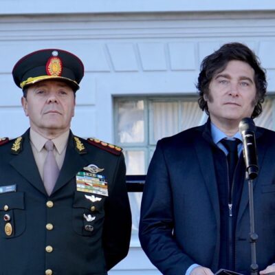 En lugar de subirles los sueldos, el Gobierno manda a los militares a hacer Uber o Rappi para sumar ingresos