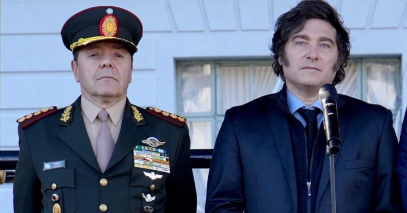 En lugar de subirles los sueldos, el Gobierno manda a los militares a hacer Uber o Rappi para sumar ingresos