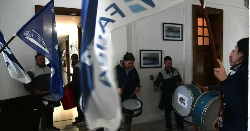 Los gremios entraron al edificio principal de Fadea y pidieron la renuncia del directorio en medio de la crisis de la fábrica cordobesa de aviones