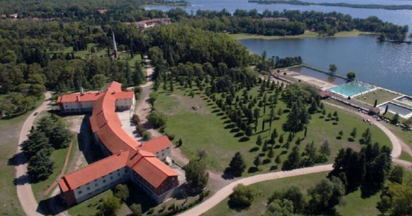 El ocaso del turismo social: trabajadores resisten el abandono y la venta de los hoteles de Embalse
