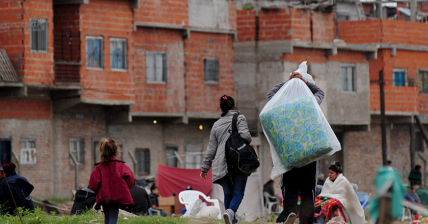 Un estudio de la UNLP desmiente los datos de pobreza que difunde el Gobierno a través del INDEC: «Hay un desfase entre ingresos registrados y precios de la canasta básica»