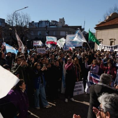 Con una columna de más de cinco cuadras, la CGT Regional y las CTA marchan en Morón para reclamar un paro de 36 horas y denunciar el ajuste del Gobierno