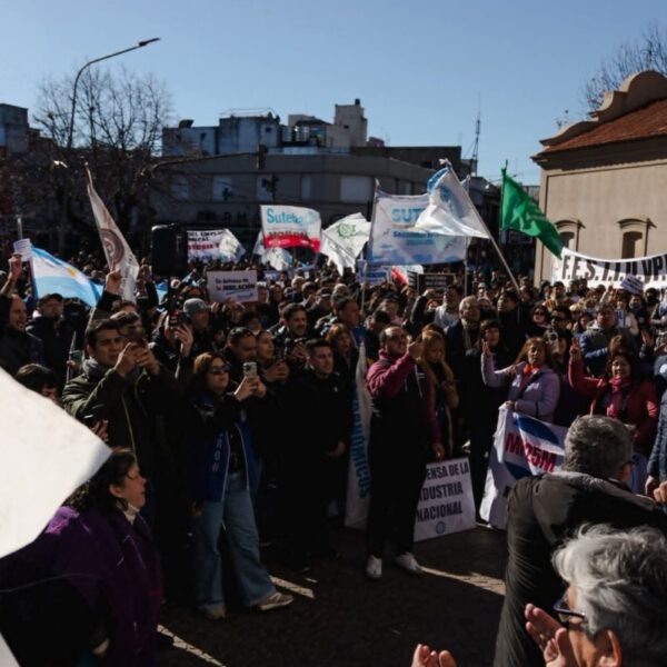 Con una columna de más de cinco cuadras, la CGT Regional y las CTA marchan en Morón para reclamar un paro de 36 horas y denunciar el ajuste del Gobierno