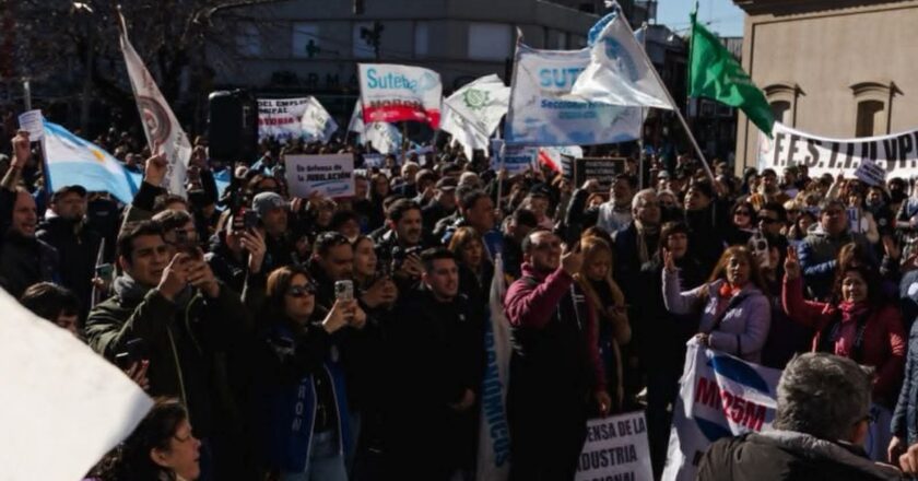 Con una columna de más de cinco cuadras, la CGT Regional y las CTA marchan en Morón para reclamar un paro de 36 horas y denunciar el ajuste del Gobierno