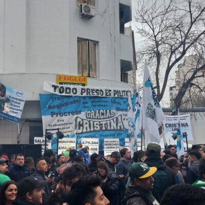 «No podemos pensar en una Argentina libre si nuestros representantes terminan en cana por hacerle bien a la patria»: más de 60 organizaciones sindicales se movilizaron en apoyo a Cristina Kirchner en San José 1111