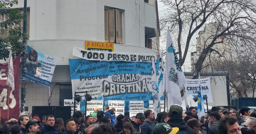 «No podemos pensar en una Argentina libre si nuestros representantes terminan en cana por hacerle bien a la patria»: más de 60 organizaciones sindicales se movilizaron en apoyo a Cristina Kirchner en San José 1111
