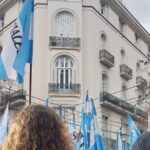 A un año del fallo que condenó a la expresidenta, trabajadores la homenajearon en la calle: “Con Cristina presa no hay democracia”