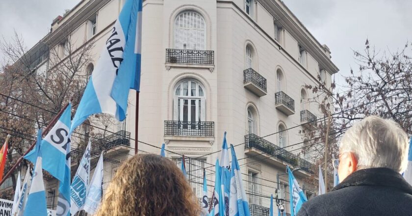 A un año del fallo que condenó a la expresidenta, trabajadores la homenajearon en la calle: “Con Cristina presa no hay democracia”