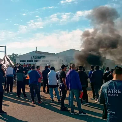 Trabajadores de Granja Tres Arroyos cortaron la Ruta 14, mientras el gobierno de Entre Ríos, activó ayuda alimentaria y convocó a audiencia el próximo lunes
