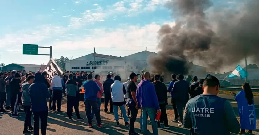 Trabajadores de Granja Tres Arroyos cortaron la Ruta 14, mientras el gobierno de Entre Ríos, activó ayuda alimentaria y convocó a audiencia el próximo lunes
