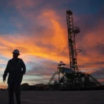 El Gobierno impulsa un modelo industrial que sólo funciona en Santa Cruz, Neuquén y Río Negro, mientras el resto del país pierde empleo registrado