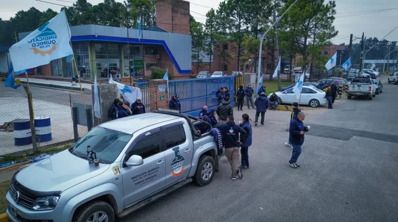 Protesta en el Parque Industrial de Pilar por despidos en Cascia: el sindicato Químico denuncia “prácticas antisindicales”