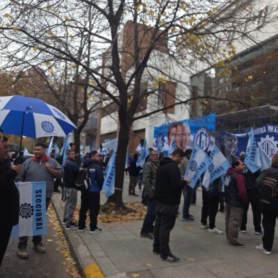 Tensión en Villa Devoto: la UOM marchó contra 52 despidos en la histórica planta Apholos y el conflicto lleva cuatro meses sin solución