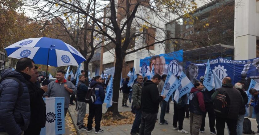 Tensión en Villa Devoto: la UOM marchó contra 52 despidos en la histórica planta Apholos y el conflicto lleva cuatro meses sin solución
