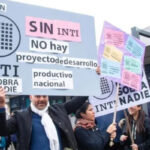 Técnicos del INTI denuncian que el Gobierno no acata el freno judicial a los despidos y advierten: «No sabemos qué va a pasar este martes con nuestros empleos»