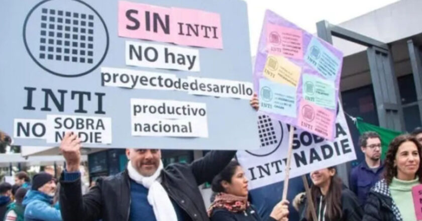 Técnicos del INTI denuncian que el Gobierno no acata el freno judicial a los despidos y advierten: «No sabemos qué va a pasar este martes con nuestros empleos»