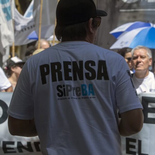 Dramático: 7 de cada 10 trabajadores de prensa tuvieron que recurrir a créditos, tarjetas o préstamos para cubrir necesidades básicas, pagar servicios o el alquiler durante el último mes