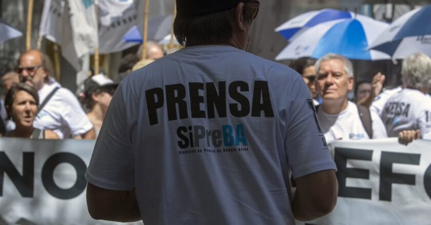 Dramático: 7 de cada 10 trabajadores de prensa tuvieron que recurrir a créditos, tarjetas o préstamos para cubrir necesidades básicas, pagar servicios o el alquiler durante el último mes