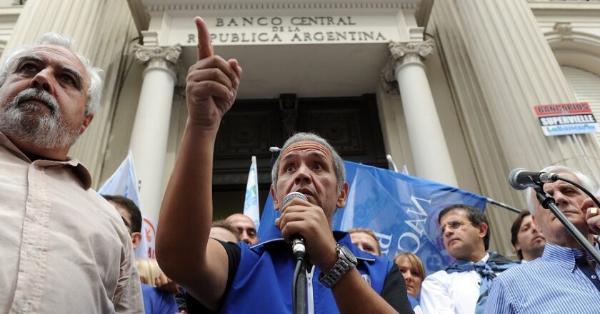Los bancarios cerraron a actualización del primer semestre en 16,8% y el salario inicial ya supera los $2,4 millones