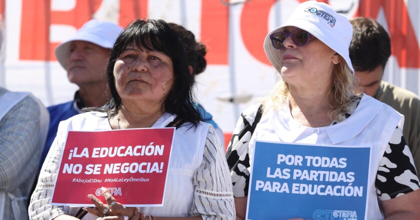 Mientras el Gobierno amenaza con sanciones por hacer huelga, docentes reclaman reapertura de paritarias: «Nos vamos a quedar sin maestros en Argentina»