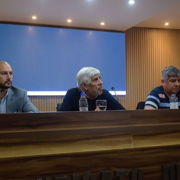 Empujados por la Reforma Laboral, los empresarios del transporte se envalentonan y dicen que desguazarán el convenio colectivo de Moyano
