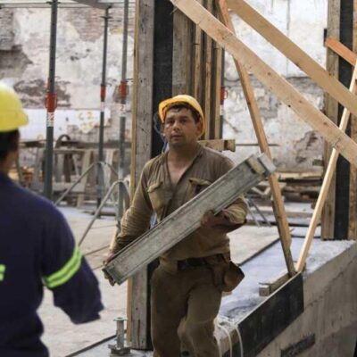 Un informe de la UBA identificó por qué el crecimiento económico anunciado por el Gobierno sigue sin impactar en la creación de empleo