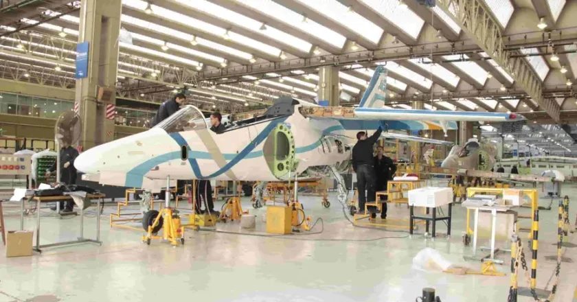 Tras el paso de Presti, trabajadores de FAdeA reclaman paritarias: «Los compañeros hacen changas para llegar a fin de mes, y ahora tenemos que hacer un avión en tiempo récord»