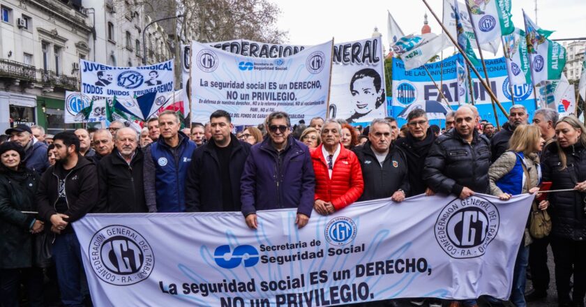 Las CTA, la CGT y los movimientos sociales se movilizaron en apoyo a los jubilados