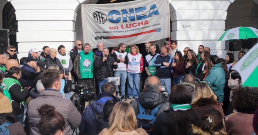 Aguiar encabezó la protesta por despidos en la CNEA y ATE avanza hacia un paro nacional: “Si quieren despedir trabajadores, que echen a los 250 ñoquis que dejó Adorni, pero no a científicos y técnicos altamente capacitados”