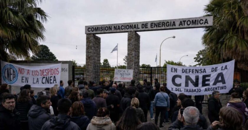 Gerentes de la CNEA denuncian «parálisis» de áreas clave del organismo y exigen la reincorporación de despedidos