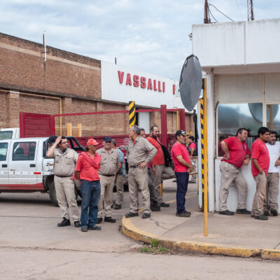 Con un pago de $100 mil y una promesa a futuro, trabajadores de Vassalli aceptaron terminar una cosechadora para que la fábrica tenga ingresos